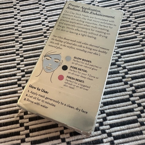 Olay Masks Glow Boost Clay Stick White Charcoal Mineral Complex - 1.7 oz - Picture 3 of 4